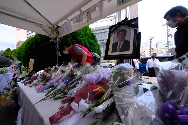 安倍晋三元首相が銃撃された現場には献花台が設けられた。中国のSNSでは罵詈（ばり）雑言が飛び交っている（写真：三田 崇博/アフロ）