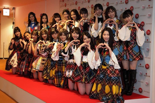 2019年のNHK紅白歌合戦では、AKB48は海外姉妹グループメンバーと合同で「恋するフォーチュンクッキー」を披露した。写真奥の8人が海外メンバー