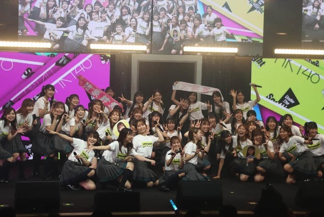 HKT48のコンサートツアー千秋楽の最後は、ダブルアンコールで「HKT48ファミリー」。休演メンバーの名前や写真が入ったうちわやタオルを掲げてツアー完走を祝った