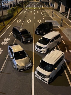 高松空港前の道路で「撮影会」、香川県警が捜査へ（削除された投稿より、一部加工）