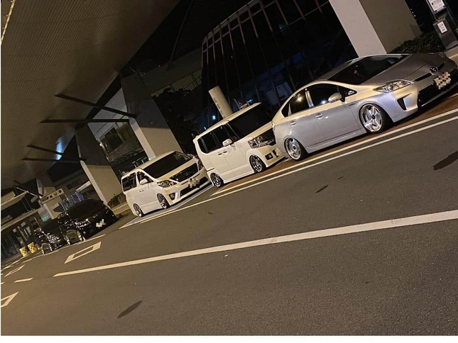高松空港前の道路で「撮影会」、香川県警が捜査へ（削除された投稿より、一部加工）