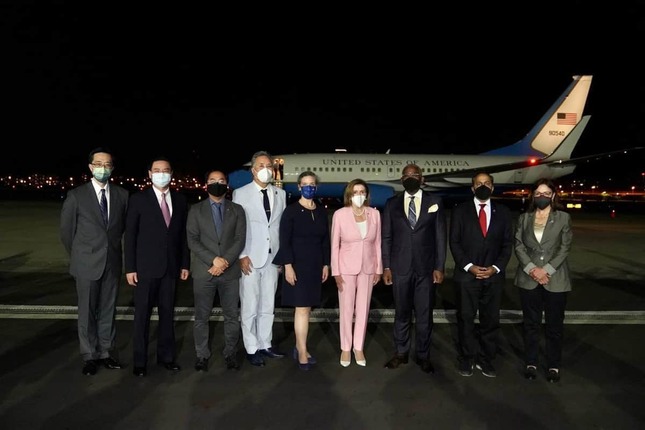 米連邦議会のペロシ下院議長は米海軍のC-40C型機に乗って台湾・台北の松山空港に到着した。ペロシ氏は左から6番目（写真は台湾外交部（外務省に相当）のウェブサイトから）