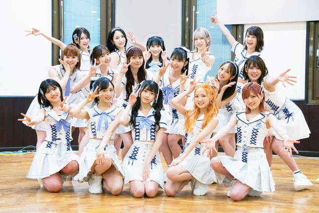 「久しぶりのリップグロス」（10月19日発売）の選抜メンバー16人。千葉恵里さん（前列中央）が初めてセンターに抜てきされた（c）AKB48