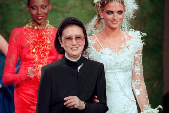 国際的に活躍した森英恵さん。1997年（写真：AP/アフロ）