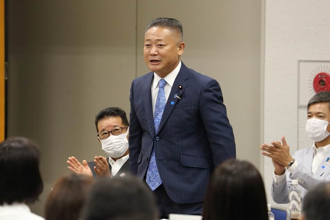 日本維新の会の新代表に選ばれた馬場伸幸氏。松井一郎前代表（右）から事実上の後継指名を受け、代表選に圧勝した