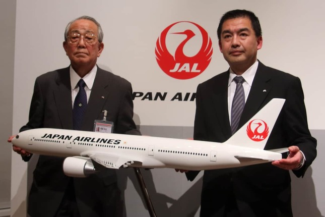 日本航空（JAL）の「鶴丸」ロゴ復活を発表する稲盛さん（左）。右側は大西賢社長（当時）（11年１月撮影）