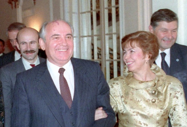 ゴルバチョフ氏と妻のライーサさん（1987年）。ともに親族にウクライナ系のルーツを持つ（米ホワイトハウス写真コレクションより）