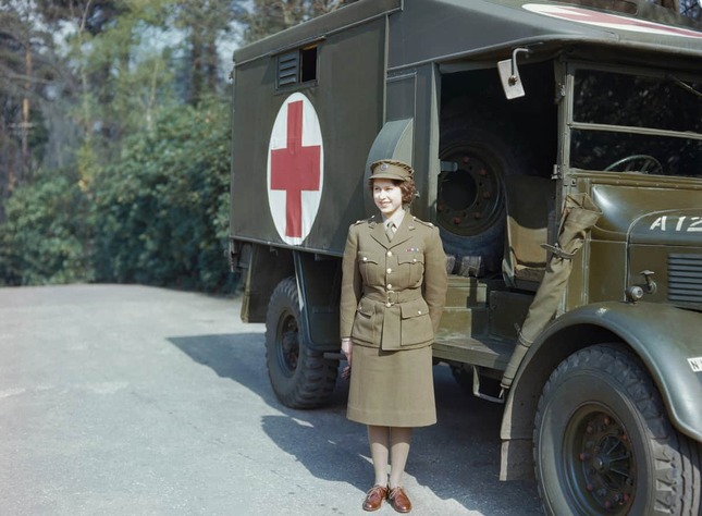 1945年、軍務に当たる若き日のエリザベス女王（英Imperial War Museumsより）