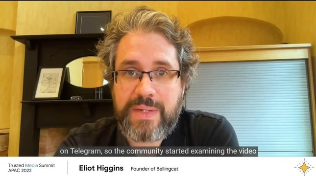 「ベリングキャット」の創設者のエリオット・ヒギンズ氏。講演は米グーグル社が開いた「第5回アジア太平洋地域・信頼されるメディアサミット」の一環として行われた