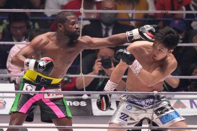 Mayweather Jr.  attacking Asakura (Photo: AP/Aflo)