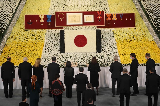 安倍晋三元首相の国葬は「弔問外交」の舞台になった。国葬では多くの外国要人が献花した