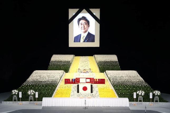 正面から撮影した安倍晋三元首相国葬の祭壇