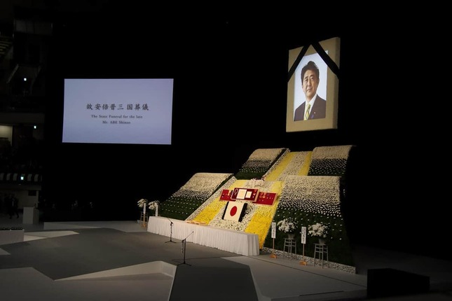 横から撮影した安倍晋三元首相国葬の祭壇