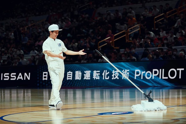 NBA日本開催で話題の「自動モップ」、なぜ開発？（日産提供）