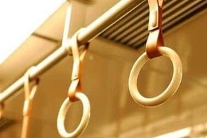 電車で座り込みコンセント使用、車掌注意に「はいはいはいはい」　マナー違反客に目撃者「みんな迷惑していた」