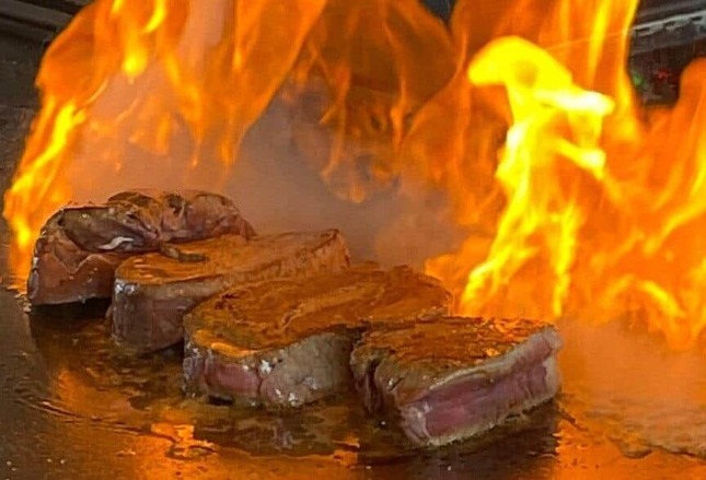 フランベで火が点いたステーキ（写真はイメージ）