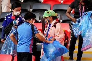 W杯日本サポ「ゴミ散らかし」捏造動画が物議　 「笑えない冗談」批判殺到も...本人はネタ投稿に「いいね」