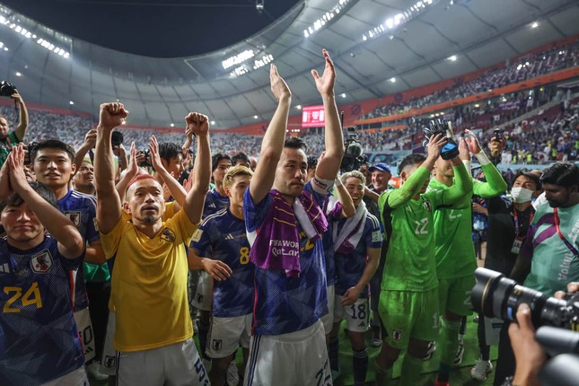 決勝トーナメント進出を決めた日本代表（写真：新華社/アフロ）