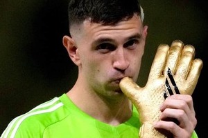 W杯表彰式で「わいせつパフォーマンス」　アルゼンチンGKの「不適切行動」に世界から苦言続出