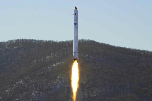 北朝鮮は「偵察衛星開発のための最終段階の重要実験」だと主張している（写真は労働新聞から）