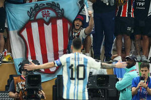 W杯決勝、上裸で「放送事故」騒動の女性2人帰国　「カタールで逮捕回避」米メディア伝える