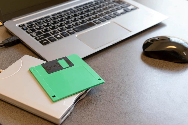 フロッピーディスクなど特定記録媒体を指定する「FD規制」は2095条項が見直しの対象になった（写真はイメージ）