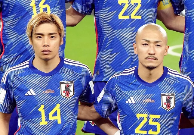 伊東純也選手（左）と前田大然選手（写真：PA Images/アフロ）