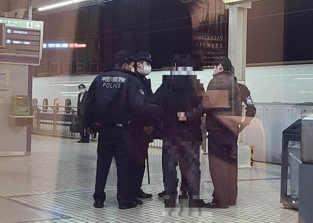 警察に事情を聴かれる男性（写真は、TATSUYA＠soso3tsさん提供）