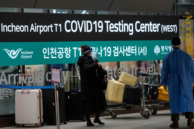 韓国では中国から入国する人に対する検査を強化している（写真：AP/アフロ）