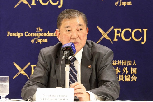 日本外国特派員協会で記者会見する自民党の石破茂元幹事長。首相になる「現実的な計画」について問われる場面があった