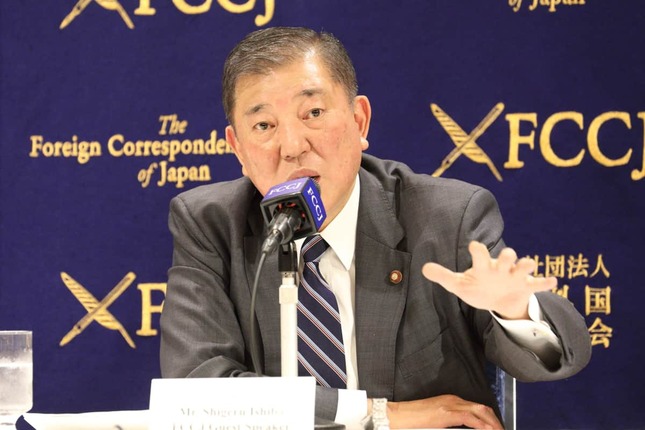 日本外国特派員協会で記者会見する自民党の石破茂元幹事長