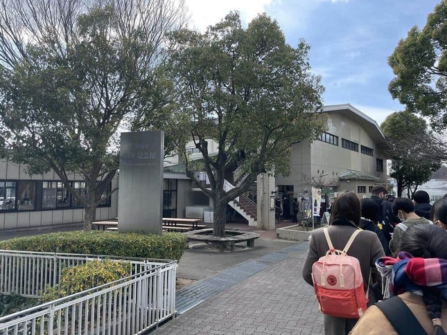 神戸大学の生協食堂に続く長蛇の列（ツイッターユーザー・mmfさん提供）