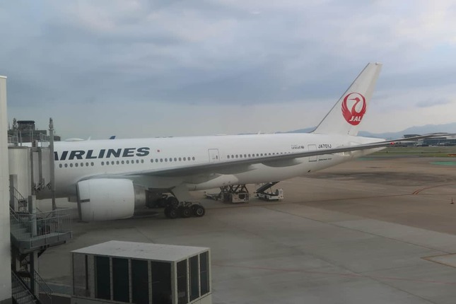 福岡空港に駐機中の日本航空（JAL）のボーイング777-200ER型機。運航されているのは3機を残すのみだ