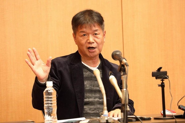 記者会見する松竹伸幸氏。党首の公選を求めている