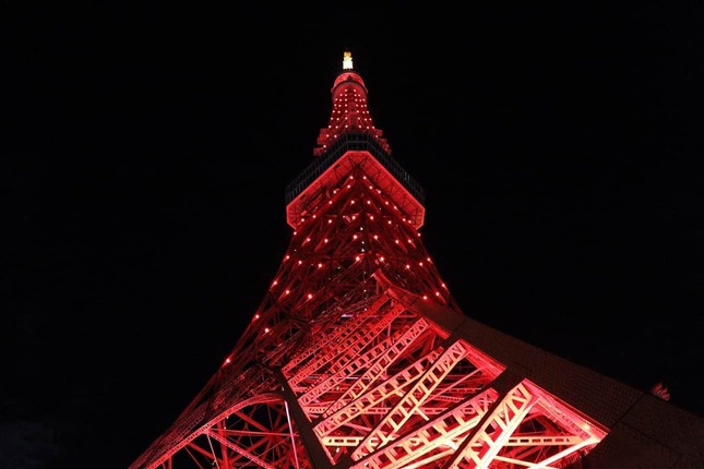 ライトアップでは、17段の階層に設置された268台のLEDライトがタワーを赤色に染めた