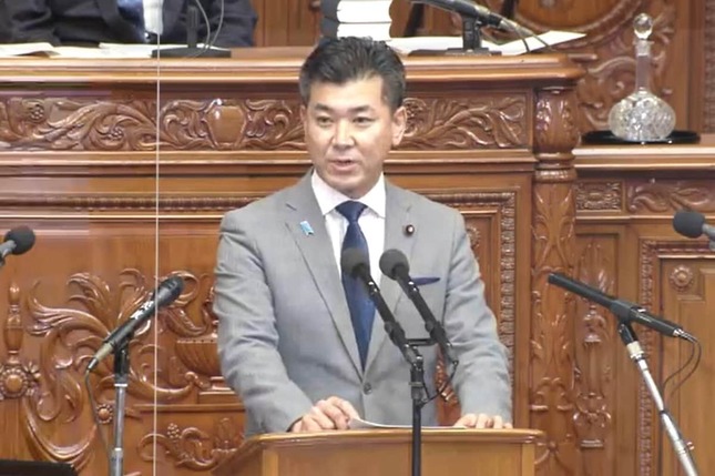 衆院本会議で質問する立憲民主党の泉健太代表。防衛増税を批判して解散総選挙を要求した（写真は衆院インターネット中継から）
