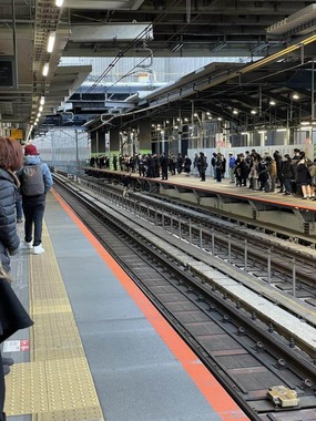 女性の線路立ち入りで渋谷駅が騒然（写真は、Yoshiii＠yoyoshiii1さん提供）