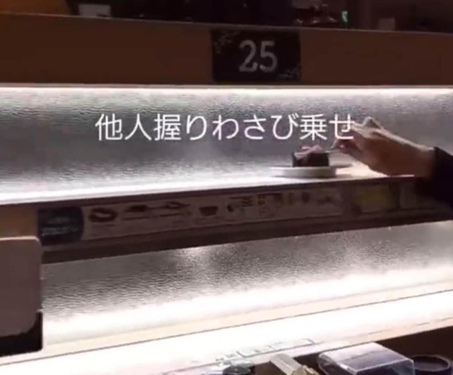 他人の寿司にワサビを乗せる投稿動画（インスタグラムの動画より）