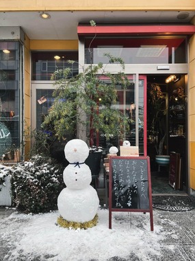 水戸市の夜カフェ「ORIGAMi」の店の前で誕生した雪だるま