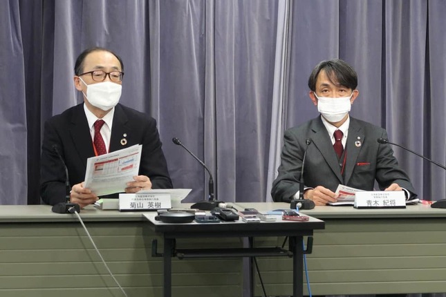 JALの会見は「マスクあり」。菊山英樹専務（左）が主に説明した
