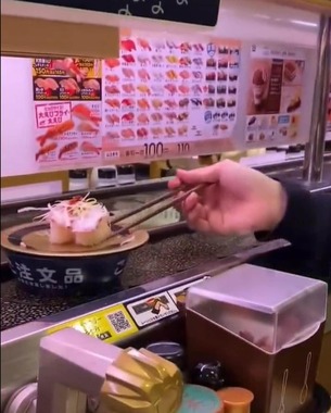 回転寿司をめぐる迷惑動画は世界中で話題になっている（TikTok投稿動画から）
