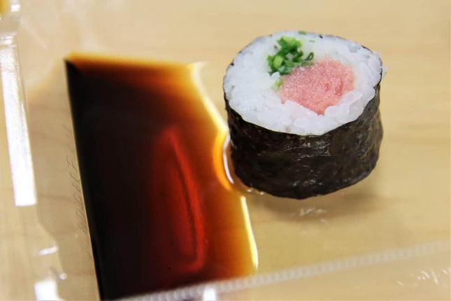 「パック寿司のフタを醤油皿代わりに」SNSで議論勃発（画像はイメージ）