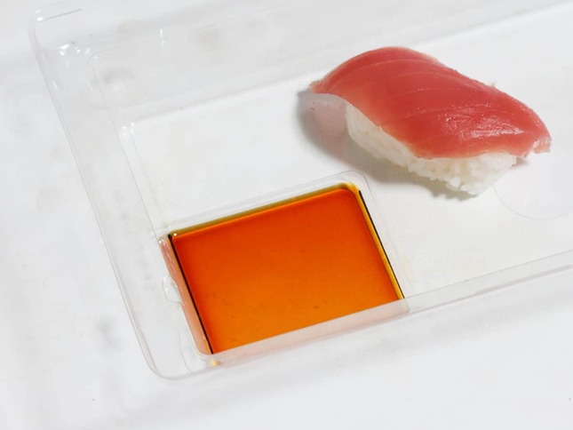 「醤油入れ」がついたパック寿司のフタ。サミットの寿司商品「7種にぎりとまぐろすきみ巻を楽しむにぎり寿司」に付属していた