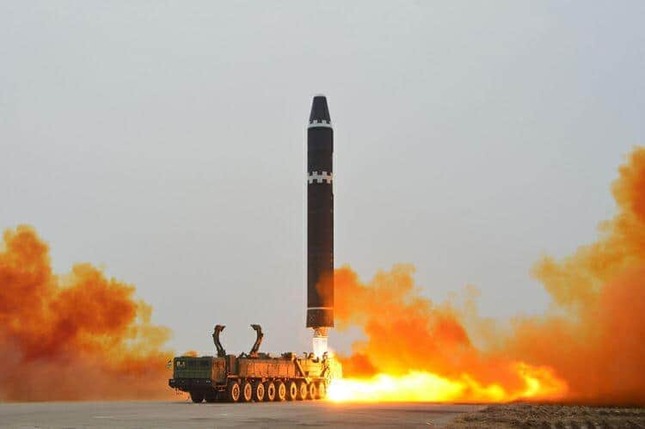 金与正氏は、大陸間弾道ミサイル（ICBM）「火星15」発射をめぐる韓国側の反応に激しく反応している（写真は労働新聞から）