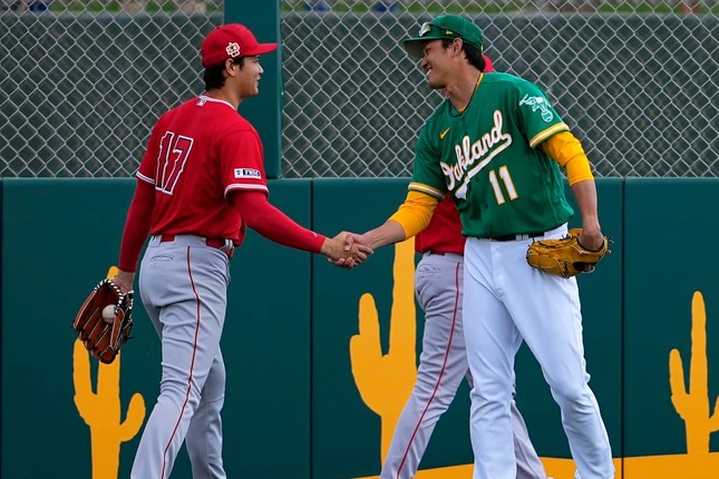 大谷と握手を交わす藤浪（写真：AP/アフロ）