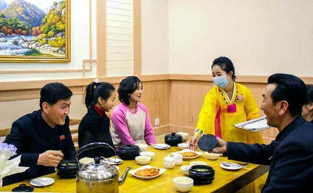 清津（チョンジン）の「鏡城（キョンソン）タンコギ食堂」でふるまわれる犬肉料理。平壌でもこうした光景が広がりそうだ（写真は労働新聞から）
