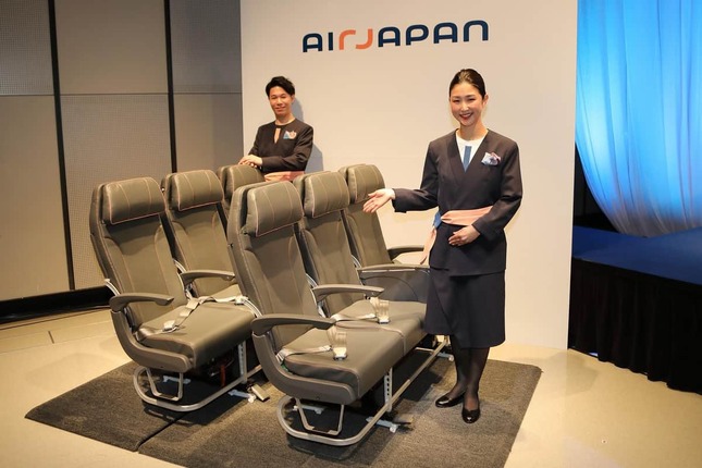 AirJapanではエコノミークラスのみ324席を導入する。前の座席との間隔（シートピッチ）はAirJapanが約81センチ（32インチ）。ZIPAIRより1インチ広い