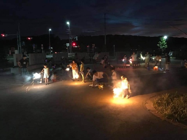 住民が集まって開かれた「手持ち花火大会」【写真提供：（一社）東北まちラボ】