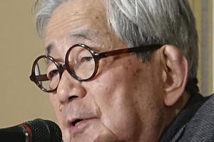 「励まし」と「救済」の文学　ノーベル賞の大江健三郎さんは何を残したか