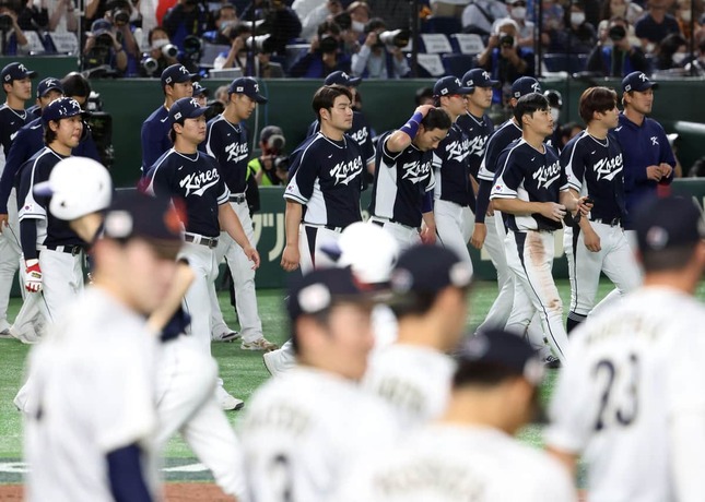 日本に敗れうなだれる韓国代表選手たち（写真：YONHAP NEWS/アフロ）